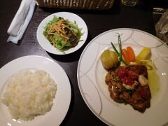 少し遅かったので、泊まったホテル併設のレストランで夕食をとる。
鶏肉のソテーなどで2,000円くらい。
サンテミリオンというと、フランスの有名なワインの産地だったと思うが、アルコールはない。