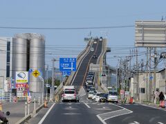出雲大社から境港方面への移動途中にたまたま通りかかった江島大橋。

見たような風景だな〜、と思ったら…
テレビの車のCMで「ベタ踏み坂」として出てきた場所でした。
思わず車を停めて記念撮影(笑)
