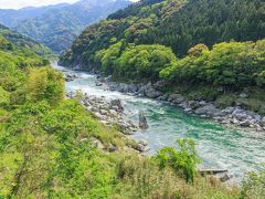 ２日目の朝、香川県でうどんを食べた後、ひたすら高速道路を走ります。
大豊ICから国道34号線を通って、かずら橋へ
その道中に思いがけず未踏の地の高知県を通過しましたが、これは予定外だったので高知県入りはまだしていないという事で・・・（汗）

この辺り、実は大歩危を車で通っていたんですね〜
どおりで、川が物凄く綺麗でした
（旅行後に知りました・・・・）
