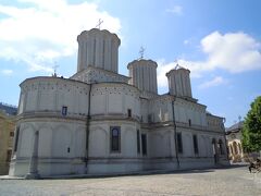 着きました。大主教教会です。

ルーマニア正教の教会。3つの塔のようなものが特徴的ですね。