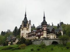 ペレシュ城に到着！
ルーマニアで最も美しいとされるペレシュ城。
う〜ん、お上品です。華麗です。