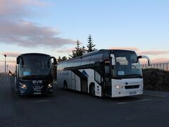 空港と市内を結ぶバス会社は2つあり、
右がGray Line、左がflybus。今回はflybusに乗り、BSIバスターミナルまで向かいます。

2200 ISK。
ちなみに、ターミナルから各ホテルへ送ってくれるバスの場合は、2600 ISKです。