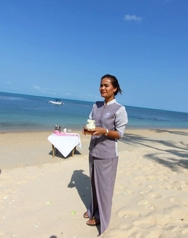 生花リングケースを抱え見つめる彼女<br />sunsetホテルのスタッフリーダー<br />アマサンの知恵袋で頼りにしてます。。。<br />感謝<(_ _)>