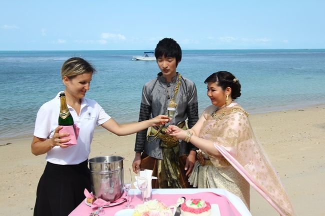 ホテル側で式を取り仕切ってくれたホテルイベントマネージャーと二人<br />無理をきいてくれました。<br />