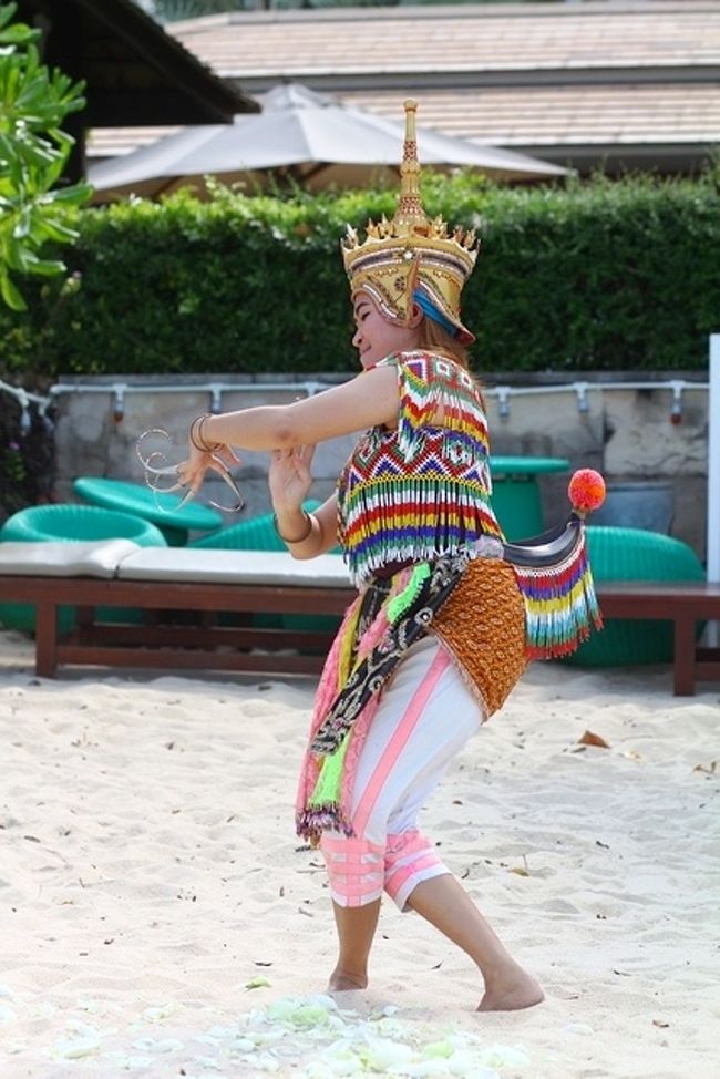 東南アジアの舞踊は日本に伝わる仏教の仏像に示す<br />手印にも繋がるとも聞いてます