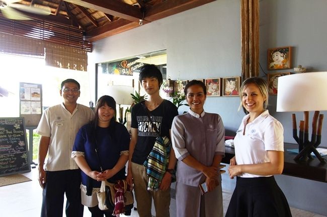 アウト時の記念撮影<br />ホテルスタッフの心温まる対応に<br />心から感謝<br /><(_ _)>