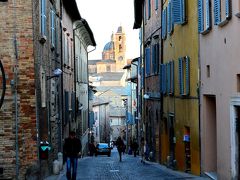 Via Donato Bramante

Duomoを抱だく表情がとても美しい、この道からウルビーノの街へ入る。