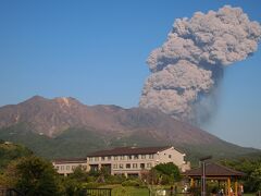 のんびり足湯につかっていたら
まわりがざわざわ・・

おー！なんと桜島が噴火してたよ！