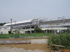 スタートの横浜市営地下鉄グリーンラインの「川和町駅」です。田園の中に城砦のように聳え立っていました。
