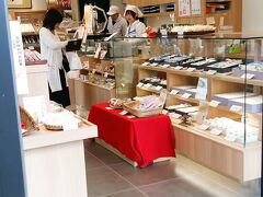 次に行ったのは、玉前神社の交差点にある大きなお店『和菓子司　角八』
有吉マツコの怒り新党（テレビ朝日）で紹介され、マツコさん絶賛と書いてあったので、『みかん大福』を購入しているところ。

これも美味しい〜〜〜！！！
求肥粉と羽二重粉から作られた餅生地となめらかな白あんとみかんの相性が最高！

http://www.kadohachi.co.jp/