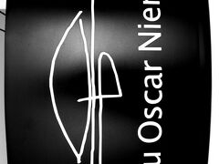 この街に有る一つの巨大モニュメントをご紹介。

ここには、首都ブラジリアの街をデザインしたブラジルの有名建築家：オスカーニーマイヤーによりデザインされた建築物があります。