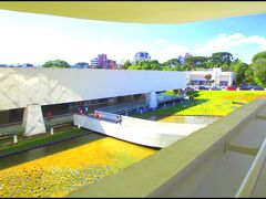 □■クリチバのオスカーニーマイヤー作品■□

黄色を随所に使った光景。

黄色（＋緑も...）は、ブラジルを象徴する色（カナリアカラー）です。