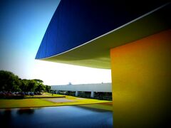 □■クリチバのオスカーニーマイヤー作品■□

今見ると、古ぼけて、かなりボロイ（陳腐なデザイン）な....と思わせる部分も多々見られますが、２０世紀前半から中期という時期には、余りにも斬新的過ぎて、世界を驚かせるには十分な建築様式だったに違いありません。