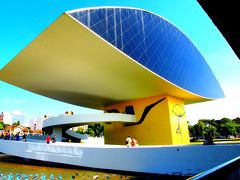 ２００２年の建設されたこの美術館は、ブラジルでは、『Museo do Olho（目の博物館）』と呼ばれています。確かに、目に見えなくもない....。

