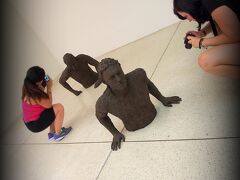 【オスカーニーマイヤー美術館の中で何を感じるか。】

我々からすると、写真を撮る人（ブラジル人）の方が面白い....。