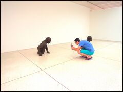 【オスカーニーマイヤー美術館の中で何を感じるか。】

ブラジル人は....何故か.....皆、しゃがみこんで、作品と目線を合わせて写真を撮ろうとします....どうして？笑）