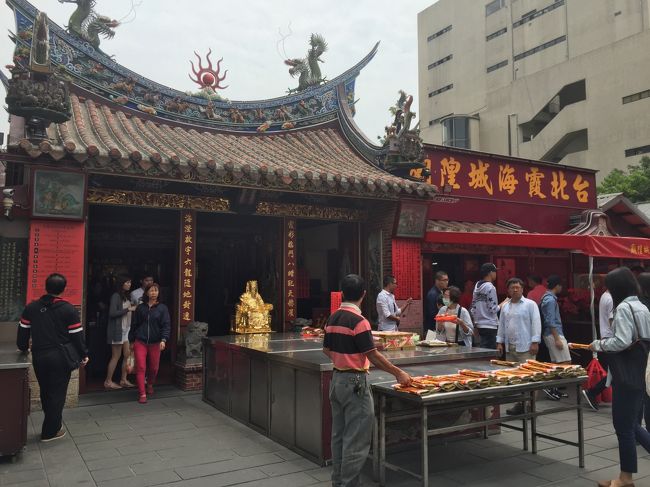 皆お供えを手にお参りです