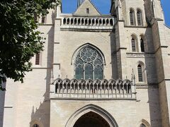 　Cathedrale Saint-Benigne de Dijon　ディジョン

　「サン・ベニーニュ大聖堂」・・・1280年より100年以上かかって建てられた、「ゴシック様式」の大聖堂・・・地下には、「メロヴィング朝」時代(511年)の「クリプト」が、有るそうです・・・因みに「サン・ベニーニュ」と言うのは、紀元179年、この「ディジョン」の地で、殉教して果てたと伝えられる「カソリックの聖人」。