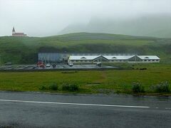 アイスランド本島最南端の村ヴィーク。

村を通るリング・ロード（1号線）からは、ホテル・エッダ・ヴィークが見えます。

●注： 2013年秋に来た時にはホテル・エッダ・ヴィークだけでしたが、2014年になって新しくアイスランダー・ホテルになった棟もできていました。
この画像だと、白い棟がエッダ、その後ろの棟がアイスランダーで、受付カウンターは一緒でした。