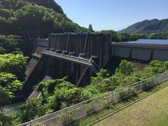 ちょっとした広場になっていて、湖側からは見えなかった城山ダムの全貌が眺められる。
ダムって結構好きかも。川より湖のほうが高いところにあるって、不思議な景観だよね。