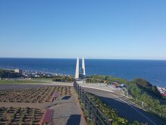 氷雪の門
北海道稚内市の稚内公園内にあるかつて日本領土だった樺太で亡くなった日本人のための慰霊碑です。
