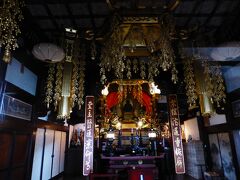 各温泉地で乗客をピックアップして、最初の訪問地、西福寺開山堂へ。

御本尊の阿弥陀如来三尊。