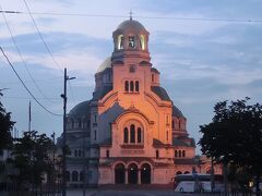 早朝のソフィアの象徴『アレクサンドル・ネフスキー大聖堂』
ライトアップの光が大聖堂の壁をピンク色に染め、優雅な感じです。

と、この写真を撮った瞬間、ライトアップが消えちゃった。。。

