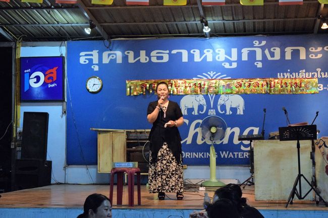 外人の団体客もよく来るのでしょう。<br />中国そして韓国の歌も、歌っていました。<br />