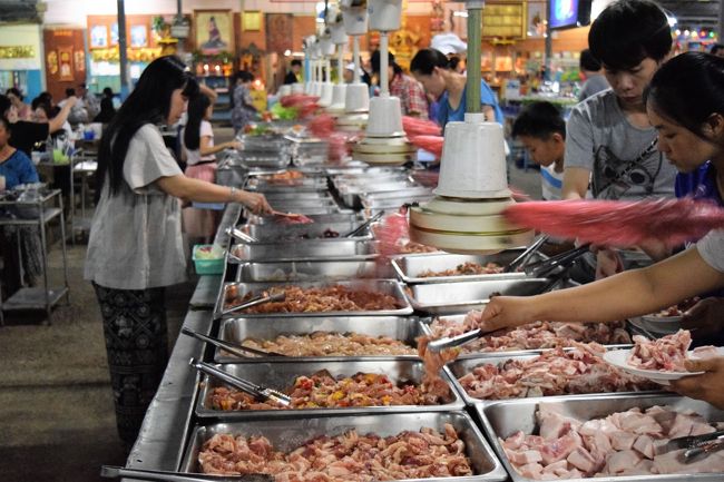 みなさん、何度も席を立って具材をとりに来ています。