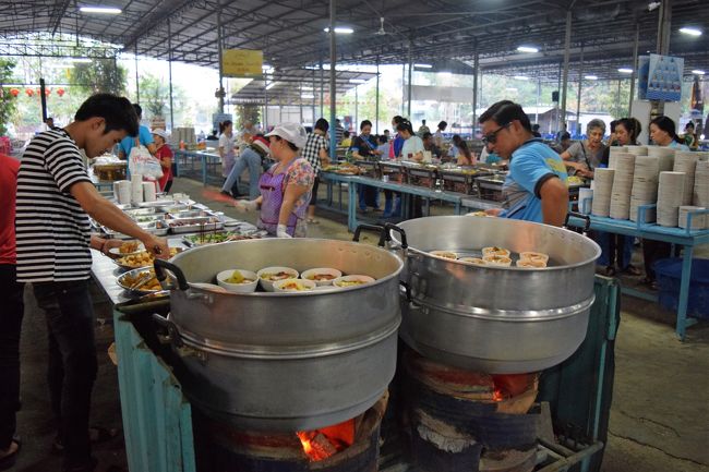 シュウマイや餃子、ソムタムなど、鍋メニュー以外のものも豊富にあります。