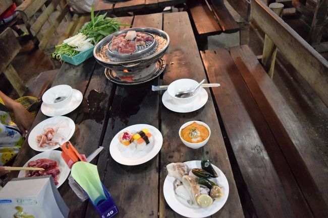 今日は、タイ人の友人と二人での食事です。<br />取れる素材の種類はものすごく豊富で、メインの豚肉はもちろん、エビやイカ、白身魚などの魚介類、練りものにウインナー、野菜など。