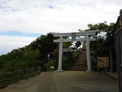 もぉ〜無理っ！
と思っていたのに、元気が出ました^^

小さいお子ちゃまもズンズン進んで行く。
つられて私も・・・

かなりキツかった。
えぇっ！まだぁ〜？もぉ〜無理っ！

と思うのに引き返す勇気もない小心者の私。

とうとう山頂まで。