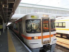 豊橋駅にて。東海道本線大垣行き特別快速。このときは、大幅遅延になるとは夢にも思わなかった。。。