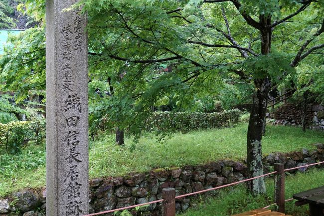 織田信長居館跡<br /><br />岐阜城公園に来た。<br /><br />建物には金箔瓦が葺かれていて、建物から川を渡る橋が掛けられていた。