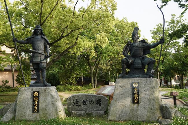 近世の曙<br /><br />さらに両雄の像が並んで建てられていた。確かに近世の扉を開いた両雄だ。<br /><br />信長は今川軍の強烈な圧力を受け、天下布武の構想を持ったように思われる。<br /><br />左、槍持ちの信長。<br /><br />右、弓持ちの義元。