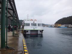 途中若松島に寄港し、50分ほどで奈留港に到着。
すでに雨が強くなっています。