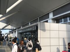 最近の旅の始まりは仙台空港が多いです。朝一番の飛行機に乗るため、盛岡から車で向かいます。今回の駐車場は空港至近プラス送迎付の仙台空港駅前駐車場さんへ。１日４００円と送迎付の中では最安値です。空港まで送ってもらいましたが、まだ空港は開いていません。入口付近で待ちます。