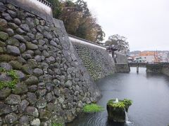 皮肉にも雨が弱まってきたので、長崎行きフェリーの時間まで、港周辺を歩いてみることに。まずは福江城。