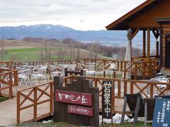 青い池から数十分後に到着〜〜〜♪

目的地「ひつじの丘」です！

昼時は行列とも聞いていたので、Ｇ．Ｗはなおさらこんでいるだろうな〜
並ぶのは大嫌いだけど、せっかくここまで来たのだからと覚悟を決めていましたが
かなり昼時から過ぎていたためすんなり入店。