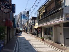 まだ開店してない店も多かったですが、せっかくなのでドブ板通りにも来てみました。