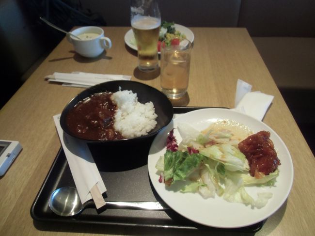 やっぱり混んでいたけど2月の連休ほどではなくて、すぐに席に座ることができた。<br /><br />ラウンジ内は改装されていたけど、人が多くて写真に撮れず。<br />先にシャワーの予約をしておきました。