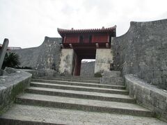 首里城へ。

沖縄は、いつもビーチリゾートばかりで観光をするのは初の私。