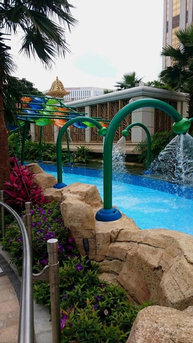 見えてきました！　流れるプールです。<br />何年ぶりのプールでしょうか・・・<br />日本では、たぶん行きません。<br />ちなみに、浮き輪など、無料で使えるように、<br />置いてありますし、子供用のものもあります。<br />158ｃｍの私で、胸あたりまでの深さです。<br />もちろん子供用の深さのプールもあります。<br />浮き輪に乗り込み、プカプカ浮きながら、流れていきます。<br />しかし、大人が楽しんでいたのは、少なかったです。