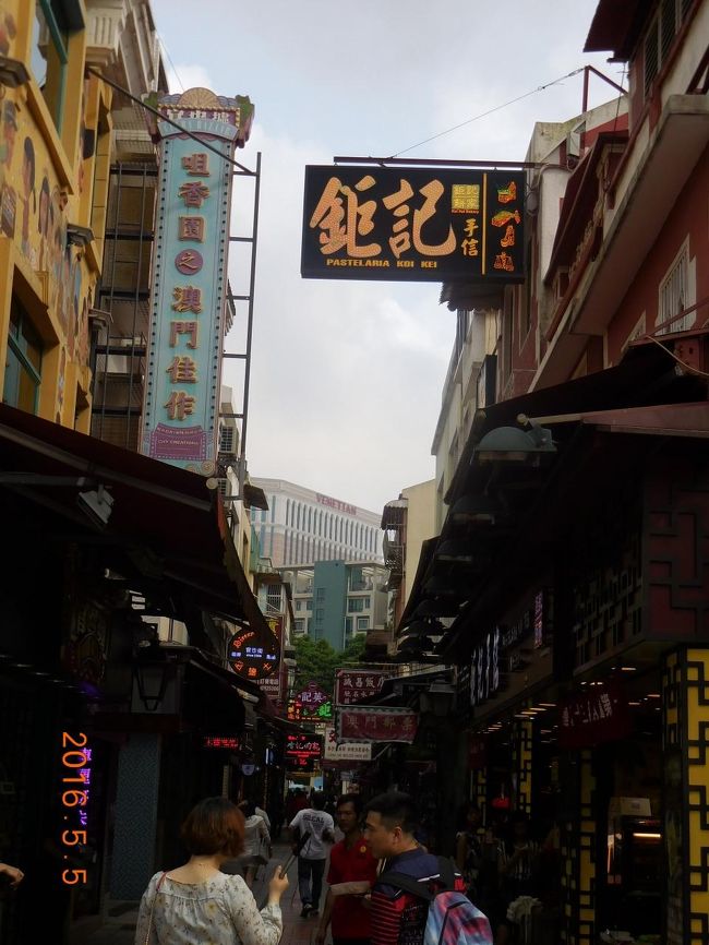 ホテルから１０分ほどのところにある、観光地、官也街目指してスタート。