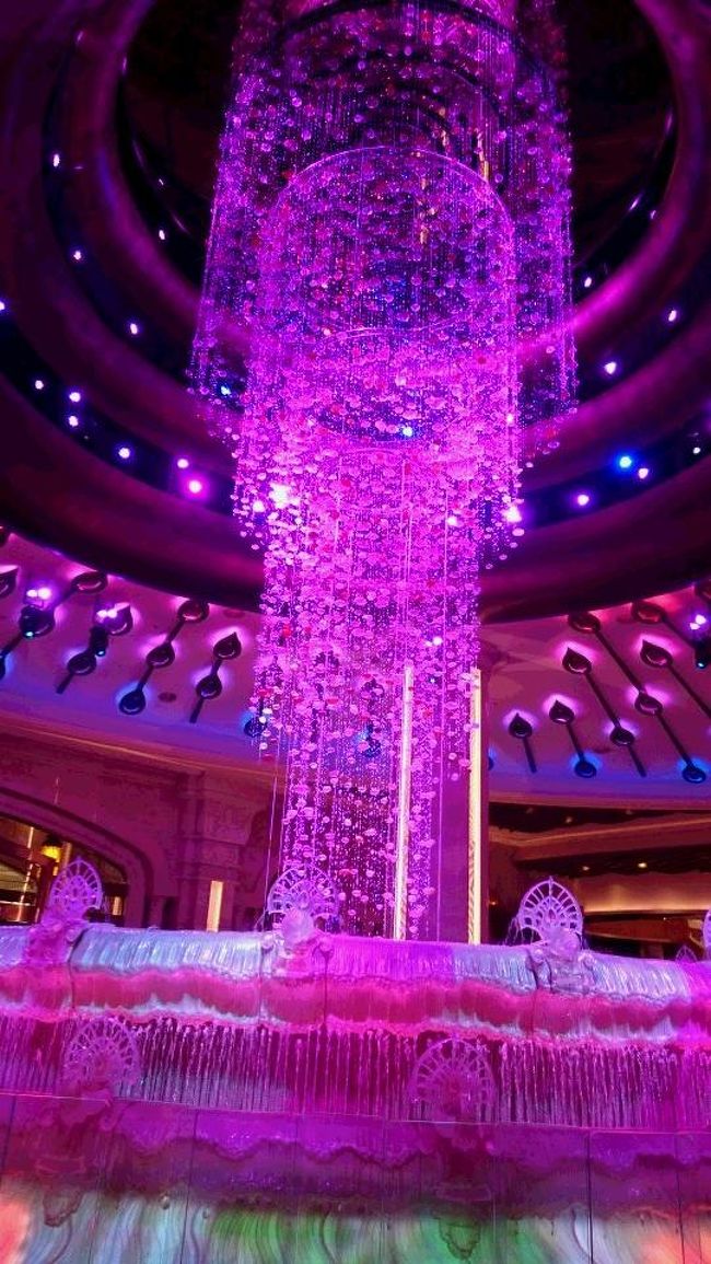 ギャラクシーの正面玄関につきました。<br />ホテルの中へ入ったら、ゴージャスなお出迎えが待っています。<br />すぐ、ショーが始まるので、見てからチェックインすることにしました。<br />クジャクがテーマ？最後はクジャクのダンサーたちも登場します。