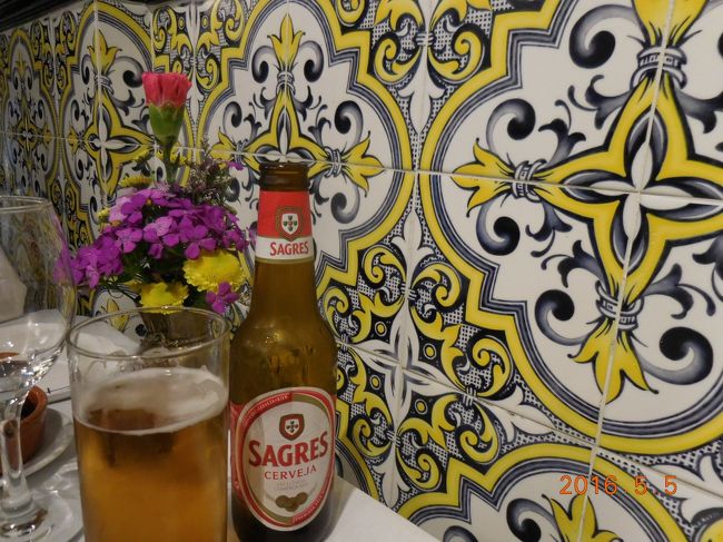 お昼は、ポルトガル料理しにしようと決めてました。<br />アントニオというお店へ。<br />付近では日本語を耳にしなかったのに、ＪＣＢカードならご優待ありだから？<br />お店に入ると、日本人の方が沢山いらっしゃいました。<br /><br />店内のこのタイルかわいい♪<br />青もいいけど、黄色もかわいい。