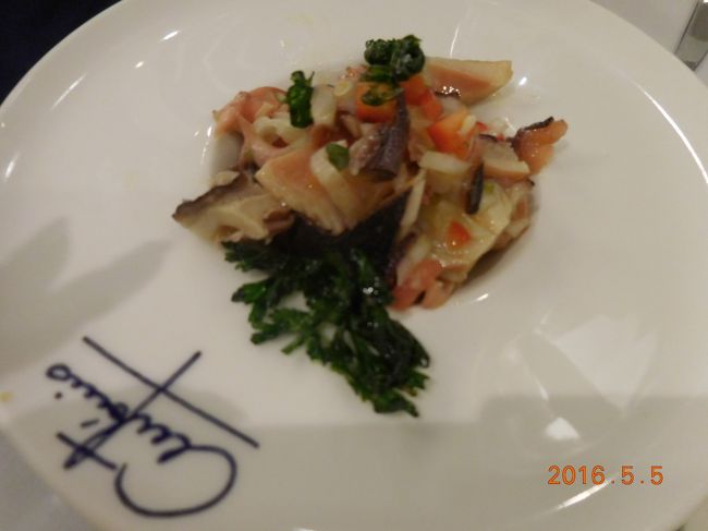 お勧めの料理を教えてもらい、<br />そのお勧め料理を頂きました。<br />まずはタコのサラダ。<br />サラダは野菜が入っているものと<br />思いきや、タコのみ・・・