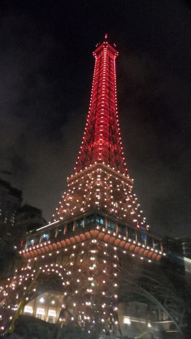 ホテルへ戻り休憩したら、夜の街へお出かけ。<br />ホテルから、無料バスでいろんなところへ行けます。<br />今回は、８の字観覧車を見に行きます。<br />移動中の車内から、ここは・・・パリ？？？<br />パリジャンホテルが建設中。エッフェル塔が点灯していまいた。<br />次回が楽しみ。<br />