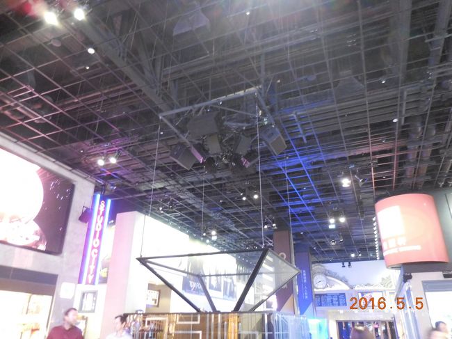 スタジオシティーと言うだけあって、<br />建物の中は、スタジオの雰囲気です。