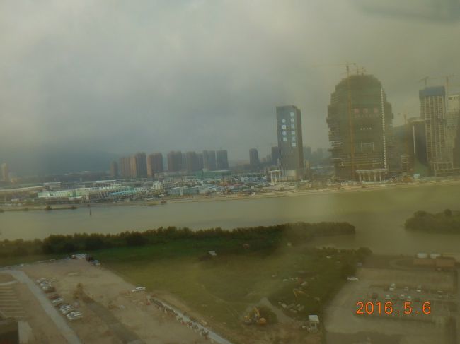 今日は３日目。ホテルの部屋から見えたのは、中国。<br />リゾート地になるようです。<br />香港へ移動します。